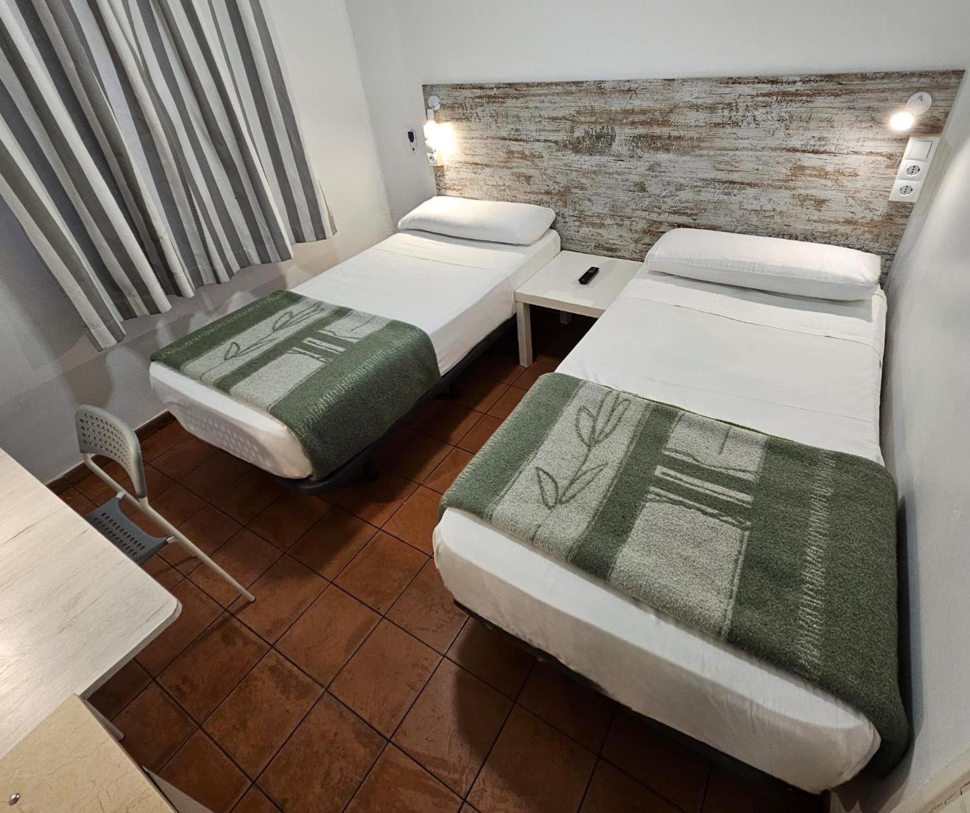 Hotel Casa De Huespedes Almansa à Madrid Extérieur photo