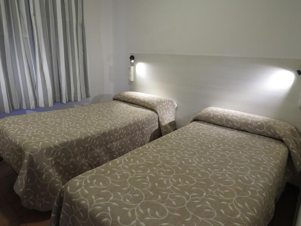 Hotel Casa De Huespedes Almansa à Madrid Extérieur photo